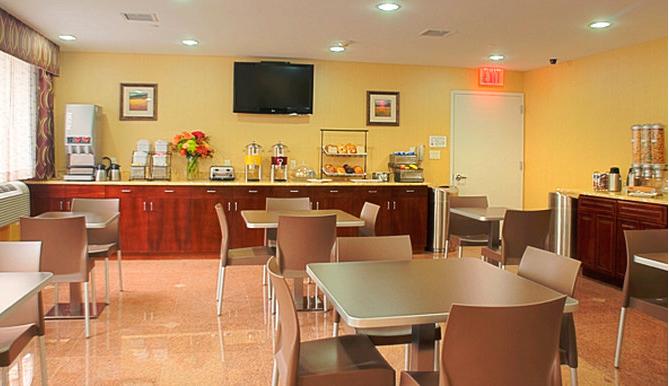 Best Western Plus Arena Hotel Нью-Йорк Экстерьер фото